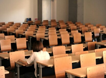 Schülerin hat Angst vor Prüfung. Symbolbild Prüfungsangst und Lernschwierigkeiten.