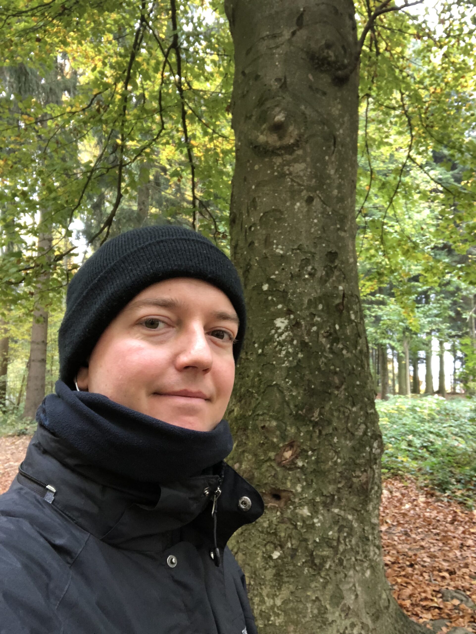 Chris Zemp im Wald mit Kappe